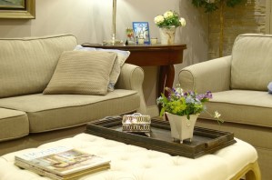 Ferienwohnung Zauberhaft - Einblick ins Wohnzimmer mit englischer Einrichtung, Sofa und Sessel