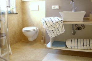 Ferienwohnung Zauberhaft - Tageslicht-Bad mit WC, Waschbecken und Komfort-Handtüchern