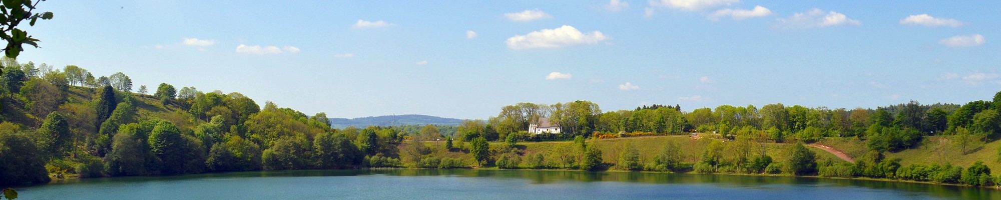 Weinfelder Maar im Sommer mit Blick zur Kapelle