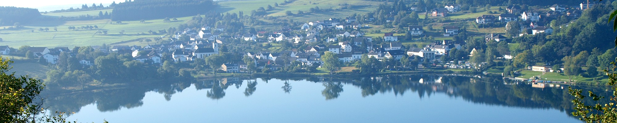 Blick über Schalkenmehren am Rande des Schalkenmehrener Maars im Sommer