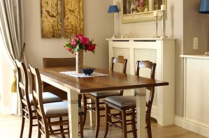 Ferienwohnung Zauberhaft - Essbereich mit Sideboard und Blick zum Fenster