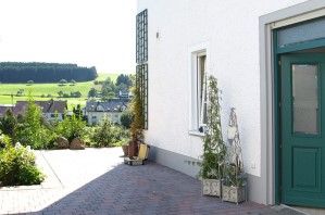 Ferienwohnung Zauberhaft - Blick zur Terrasse und über Schalkenmehren